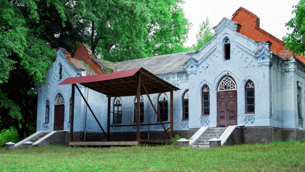 abandoned old house in moldova